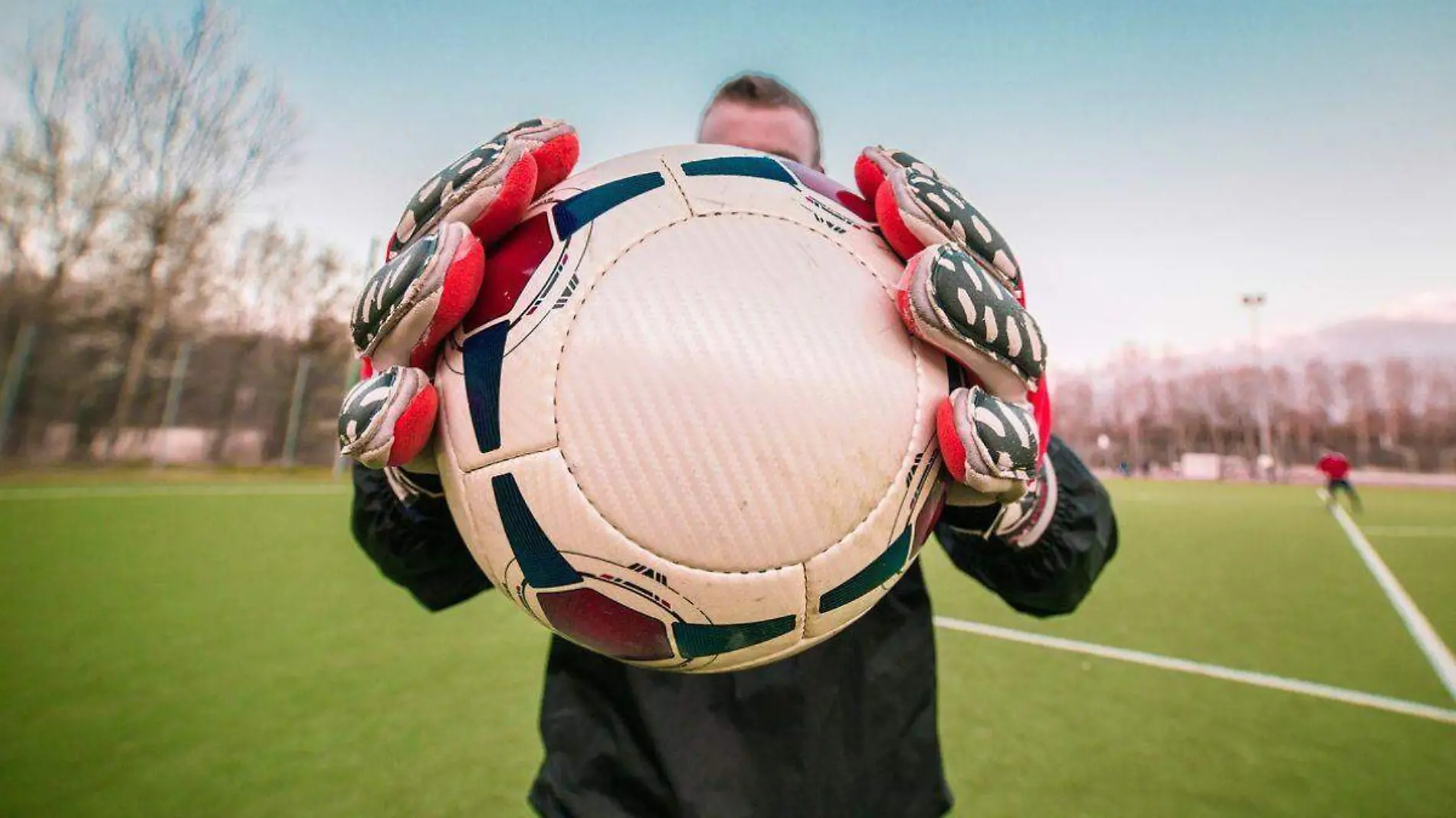 Tragedia en fútbol belga portero fallece en pleno partido tras atajar penal